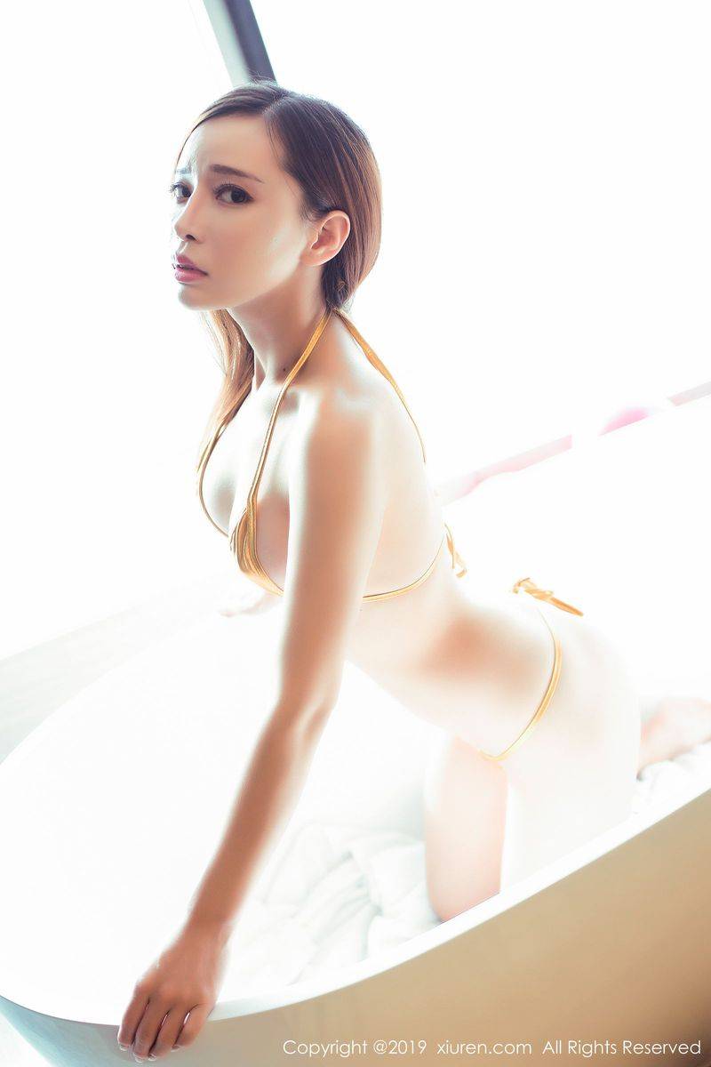 秀人网极品美女主播艾小青金色点式比基尼女仆装火爆套图-5