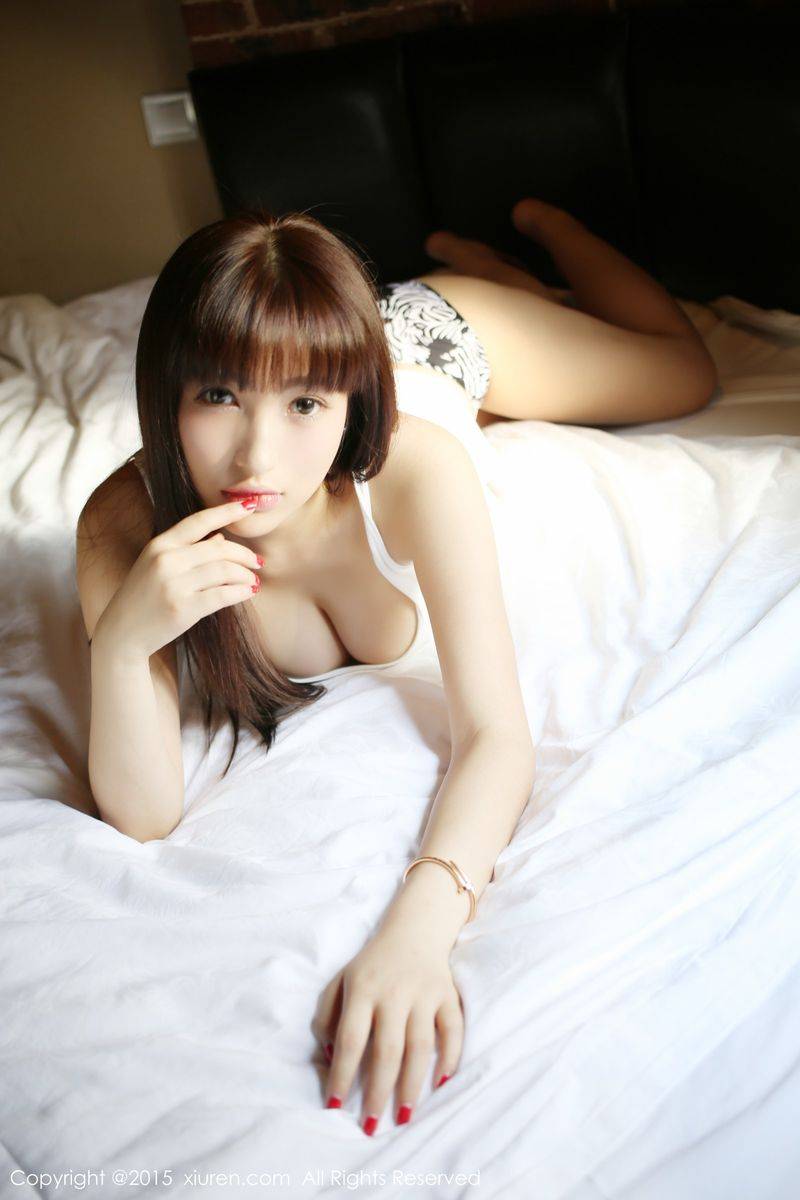 秀人网新人嫩模Nic妮可可白色小背心内衣诱惑娇艳美图-10