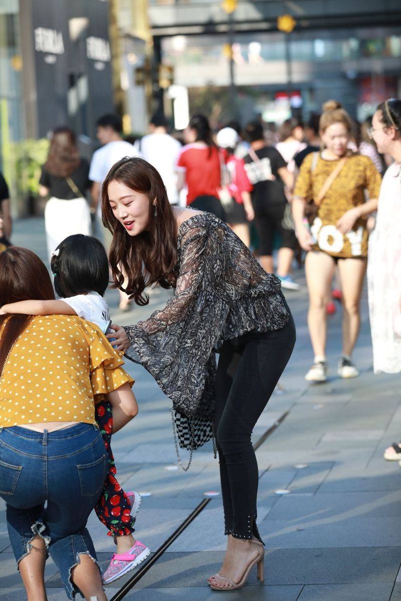 高颜值长发美女主播云小朵MM牛仔长裤半透视上衣成都街拍-9