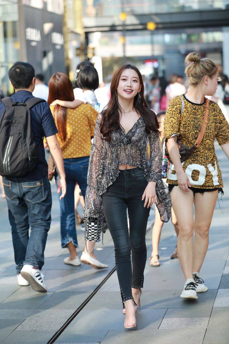 高颜值长发美女主播云小朵MM牛仔长裤半透视上衣成都街拍-16