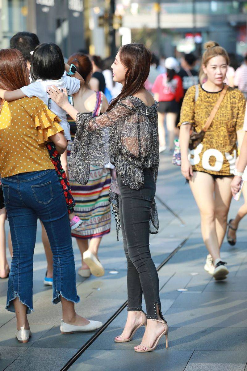 高颜值长发美女主播云小朵MM牛仔长裤半透视上衣成都街拍-12