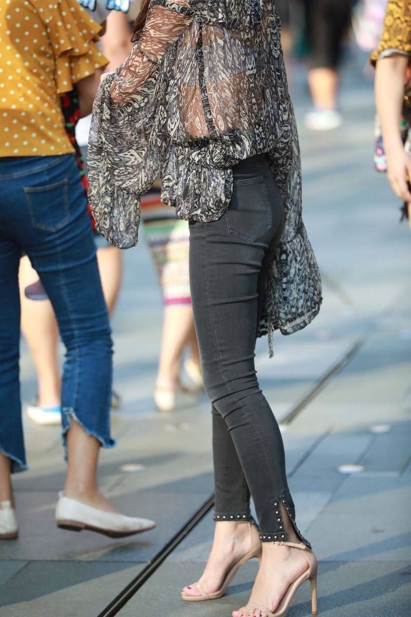 高颜值长发美女主播云小朵MM牛仔长裤半透视上衣成都街拍-14