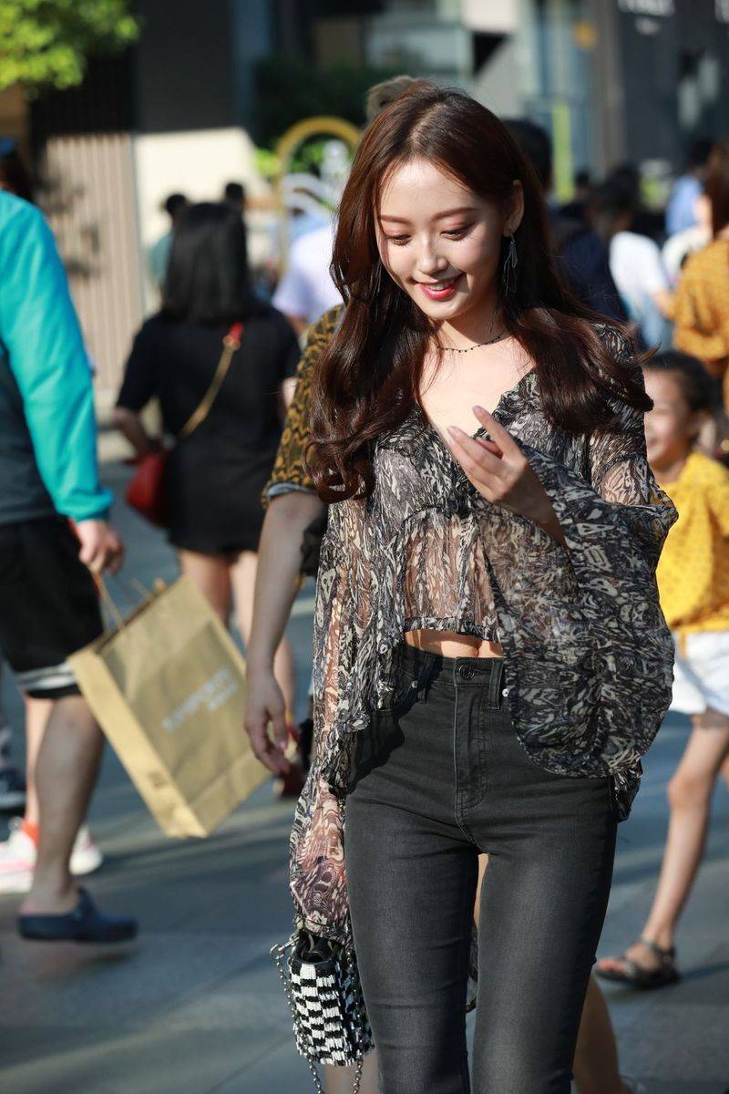 高颜值长发美女主播云小朵MM牛仔长裤半透视上衣成都街拍-20