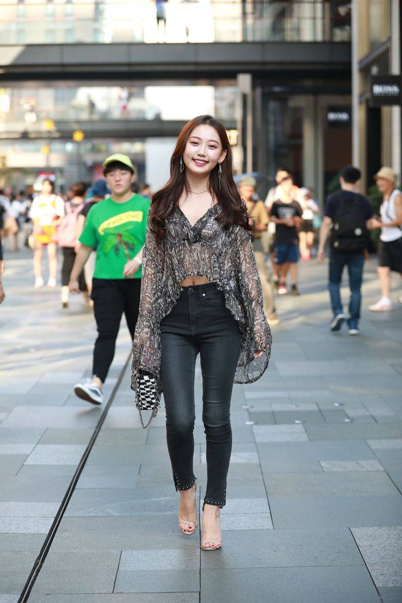 高颜值长发美女主播云小朵MM牛仔长裤半透视上衣成都街拍-24