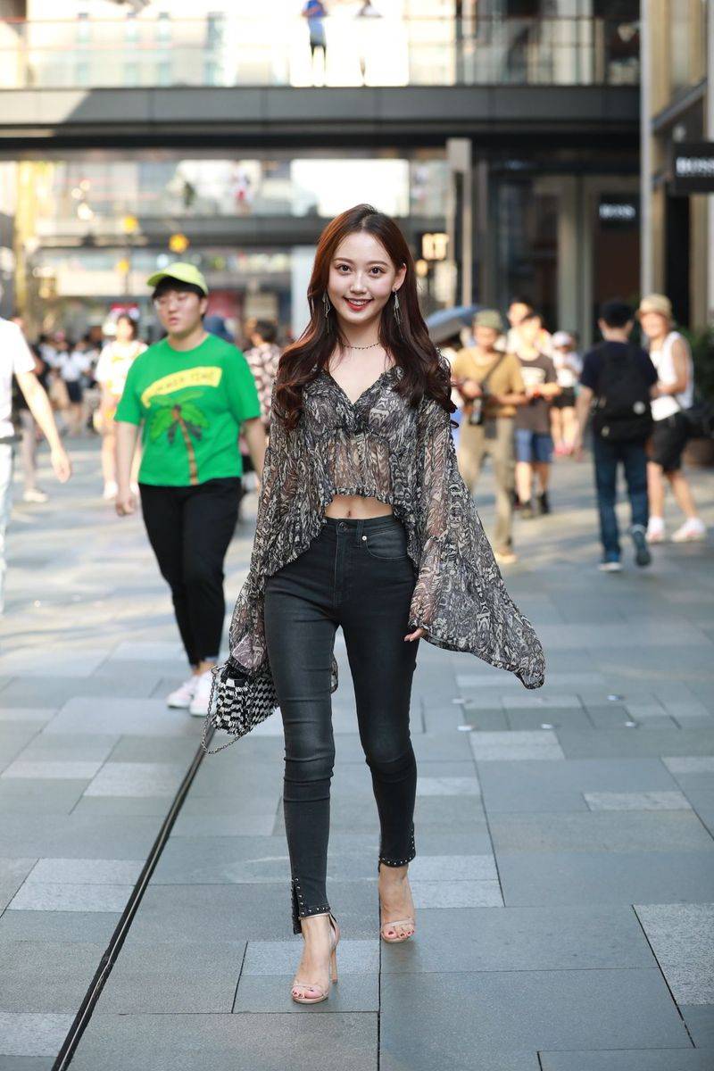 高颜值长发美女主播云小朵MM牛仔长裤半透视上衣成都街拍-25