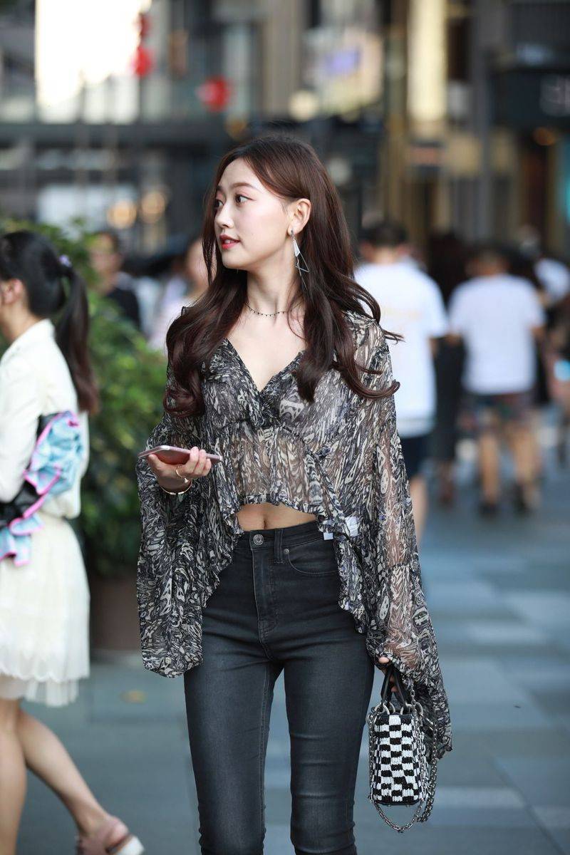 高颜值长发美女主播云小朵MM牛仔长裤半透视上衣成都街拍-40