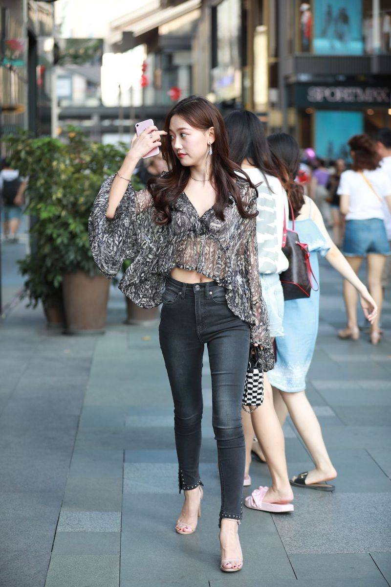 高颜值长发美女主播云小朵MM牛仔长裤半透视上衣成都街拍-41