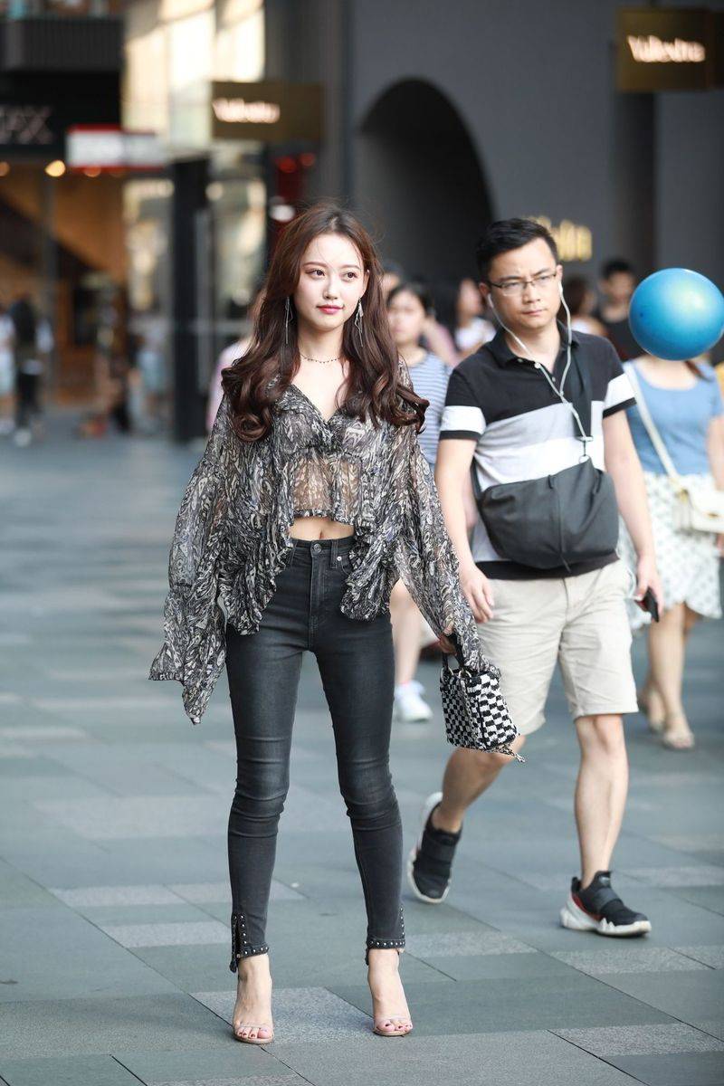 高颜值长发美女主播云小朵MM牛仔长裤半透视上衣成都街拍-43