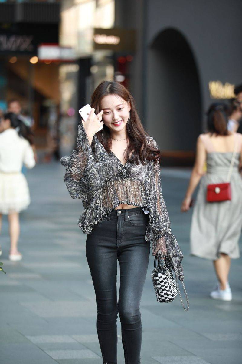 高颜值长发美女主播云小朵MM牛仔长裤半透视上衣成都街拍-51