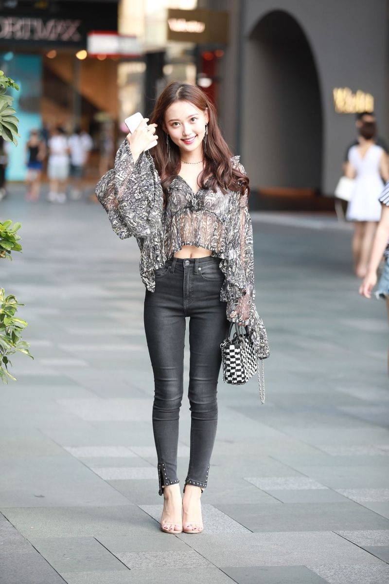 高颜值长发美女主播云小朵MM牛仔长裤半透视上衣成都街拍-48