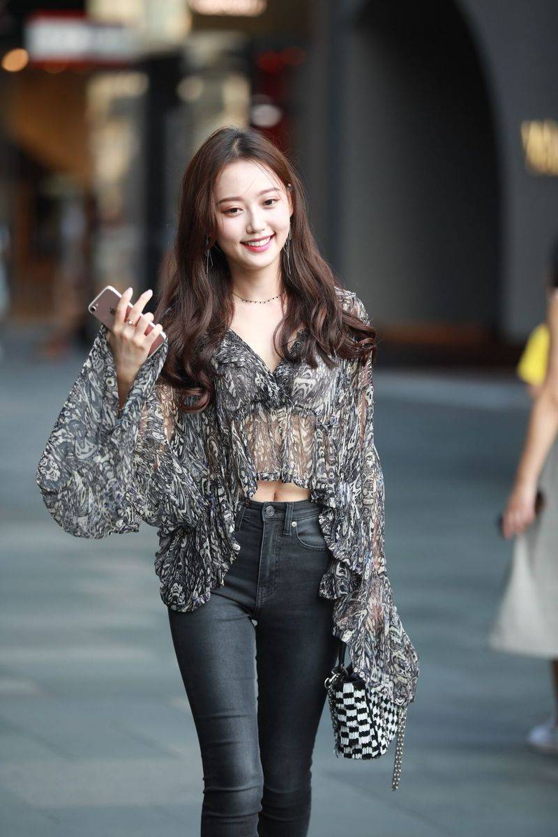 高颜值长发美女主播云小朵MM牛仔长裤半透视上衣成都街拍-50