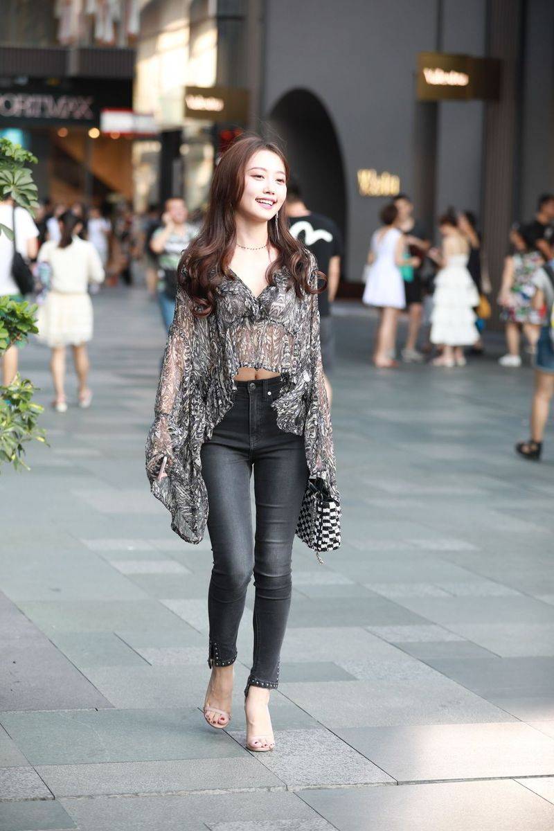 高颜值长发美女主播云小朵MM牛仔长裤半透视上衣成都街拍-53