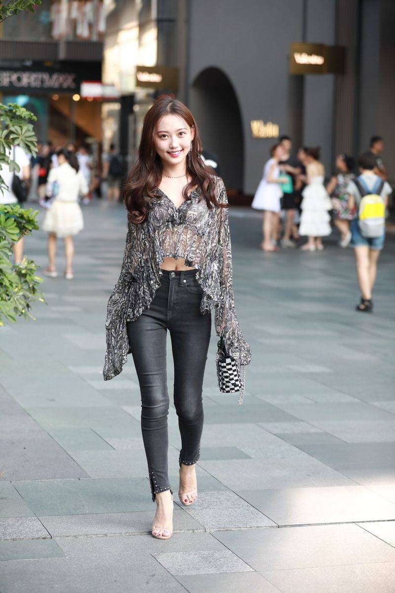 高颜值长发美女主播云小朵MM牛仔长裤半透视上衣成都街拍-54