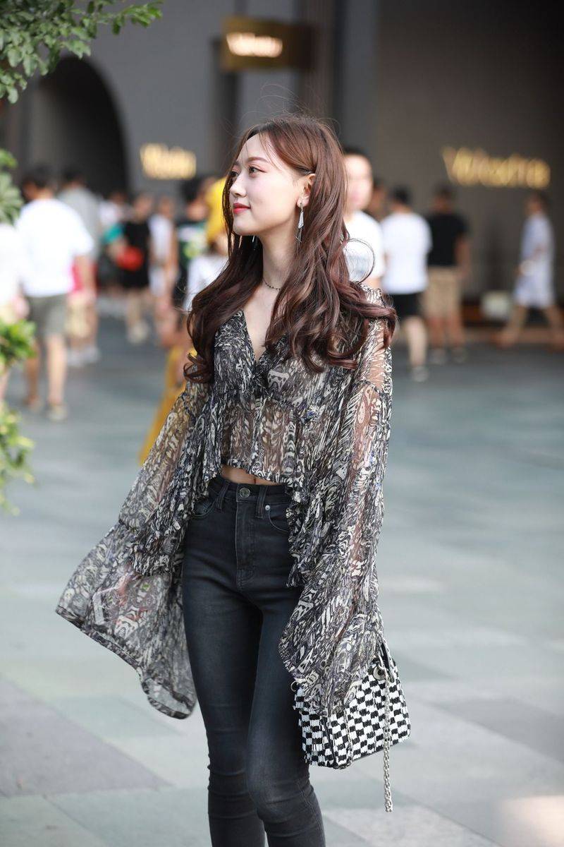 高颜值长发美女主播云小朵MM牛仔长裤半透视上衣成都街拍-60