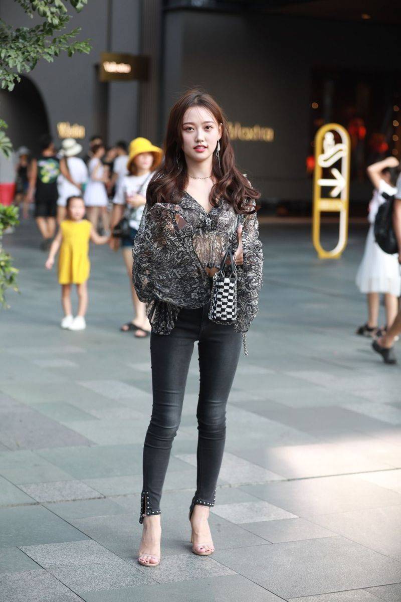 高颜值长发美女主播云小朵MM牛仔长裤半透视上衣成都街拍-62