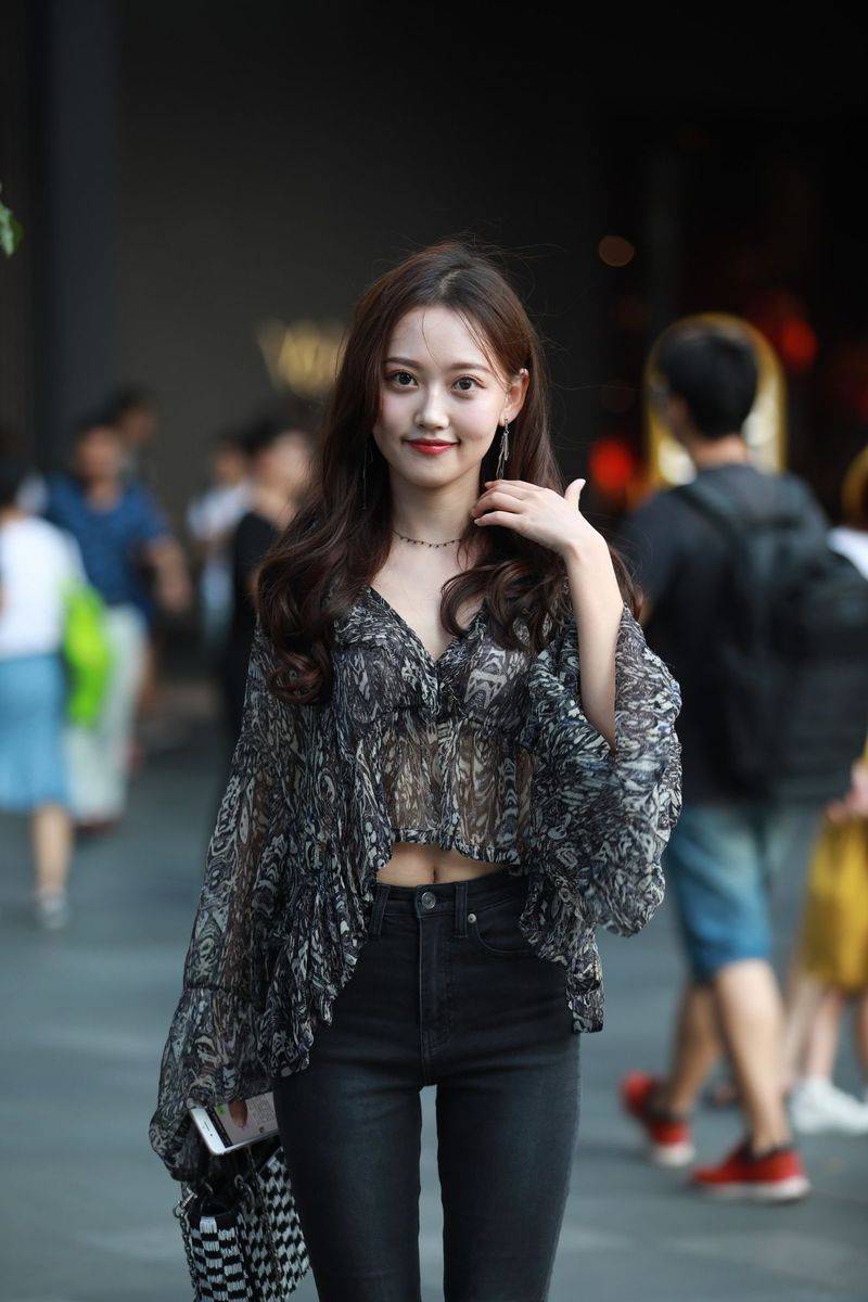 高颜值长发美女主播云小朵MM牛仔长裤半透视上衣成都街拍-67