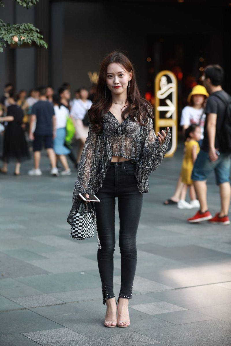 高颜值长发美女主播云小朵MM牛仔长裤半透视上衣成都街拍-66