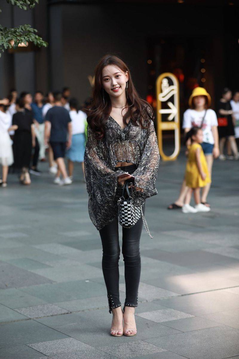 高颜值长发美女主播云小朵MM牛仔长裤半透视上衣成都街拍-65