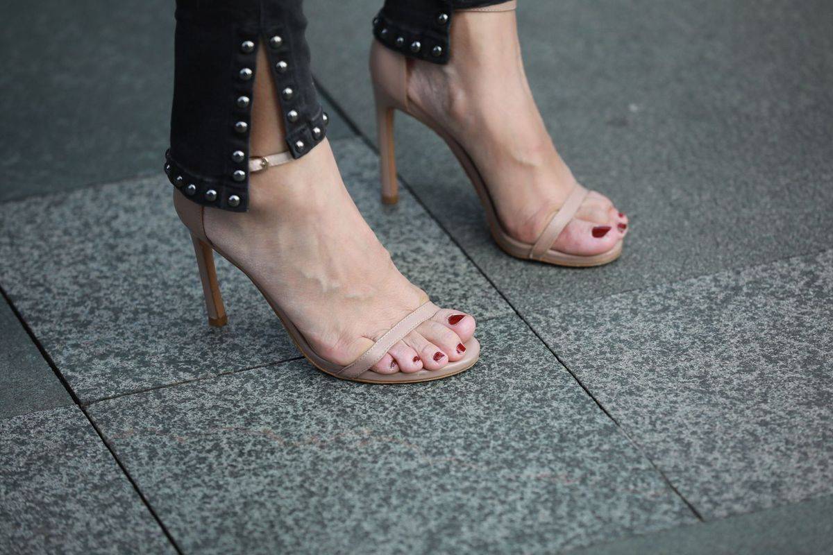 高颜值长发美女主播云小朵MM牛仔长裤半透视上衣成都街拍-72