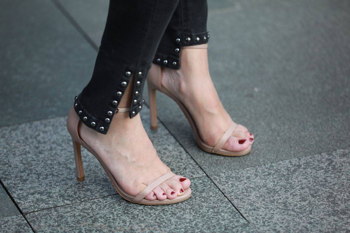 高颜值长发美女主播云小朵MM牛仔长裤半透视上衣成都街拍-75