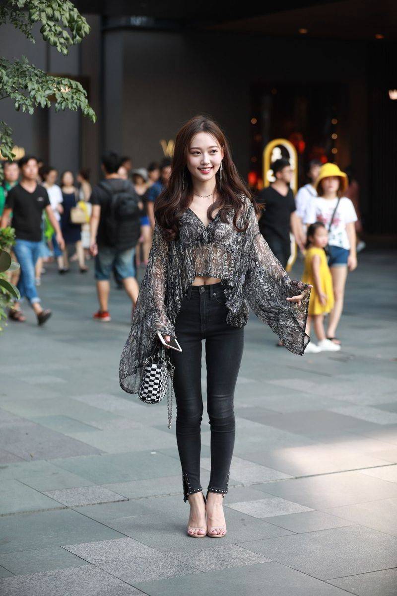 高颜值长发美女主播云小朵MM牛仔长裤半透视上衣成都街拍-71