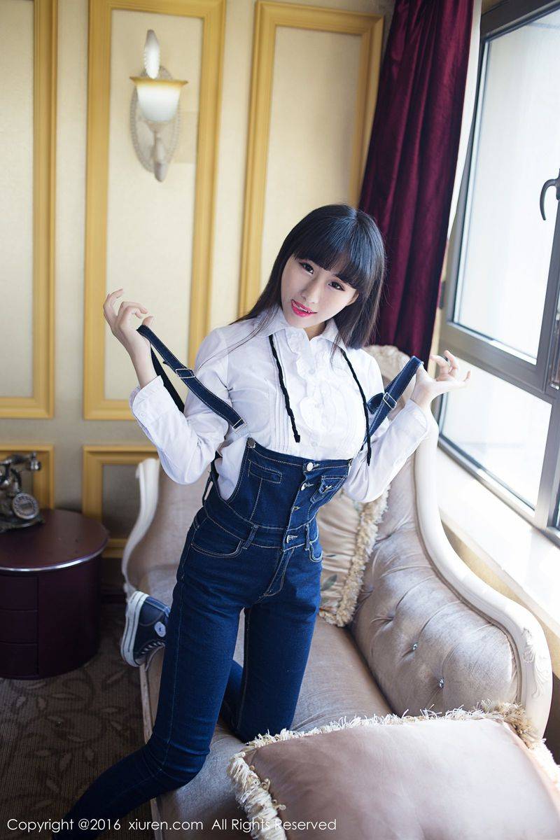 秀人网新人嫩模月音瞳童颜巨乳校服装制服诱惑首套写真