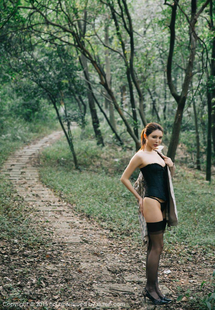 波萝社极品美女模特夏小秋秋秋黑丝美腿内衣诱惑户外写真-37
