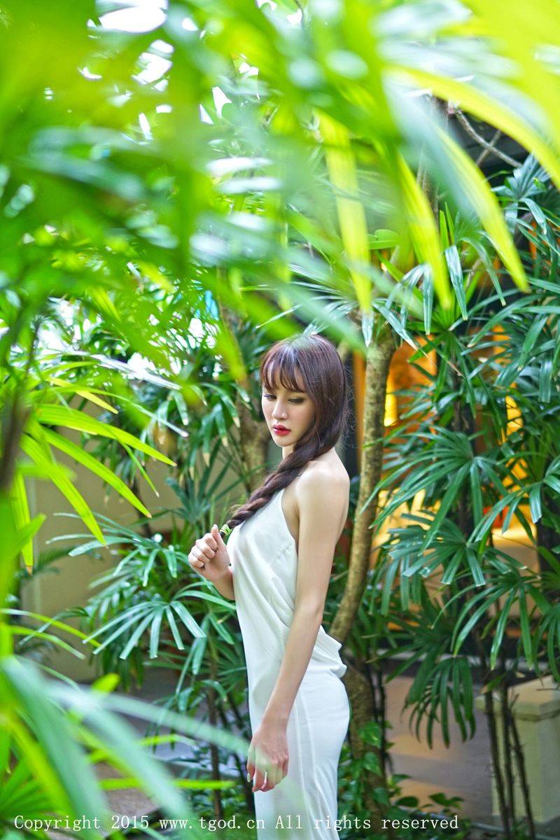 推女神养眼美女Cheryl青树修长美腿完美身姿普吉岛旅拍-31