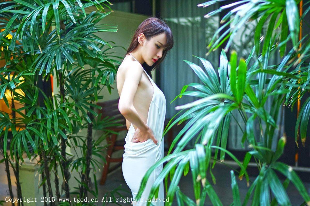 推女神养眼美女Cheryl青树修长美腿完美身姿普吉岛旅拍-52