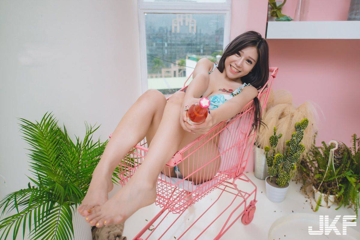 台湾性感美女模特欧美妃比基尼居家女友视角甜美写真-19