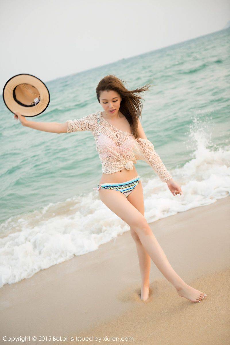 波萝社极品美女刘娅希沙滩比基尼白皙爆乳三亚旅拍写真-45