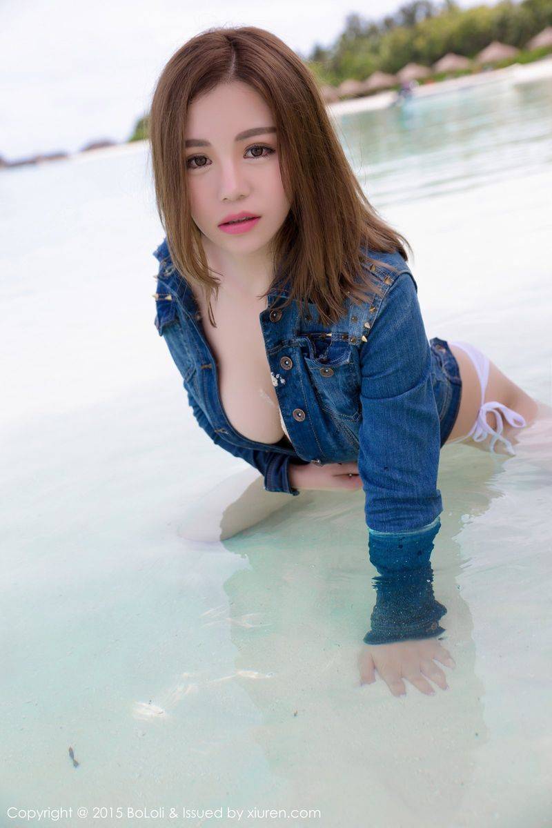 波萝社极品美女刘娅希牛仔热裤真空爆乳马尔代夫旅拍-6