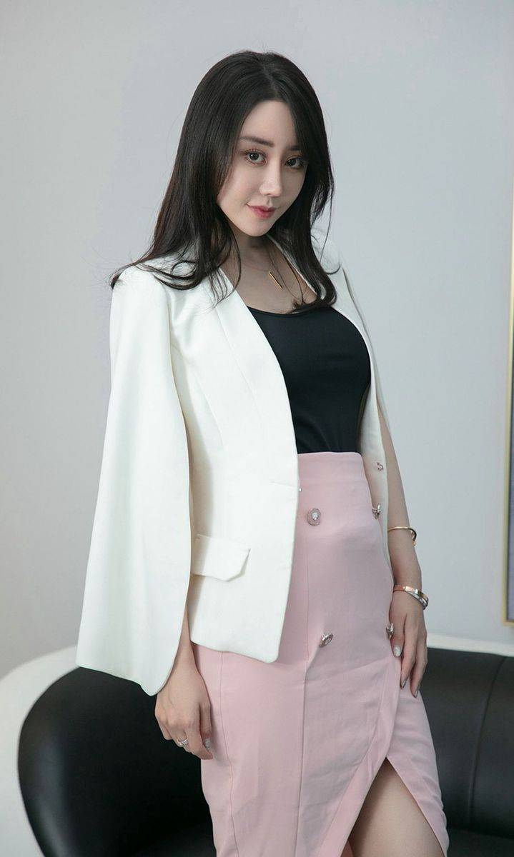 尤果网美女模特欣凌修长美腿丝质睡衣室内真空床照美图-11