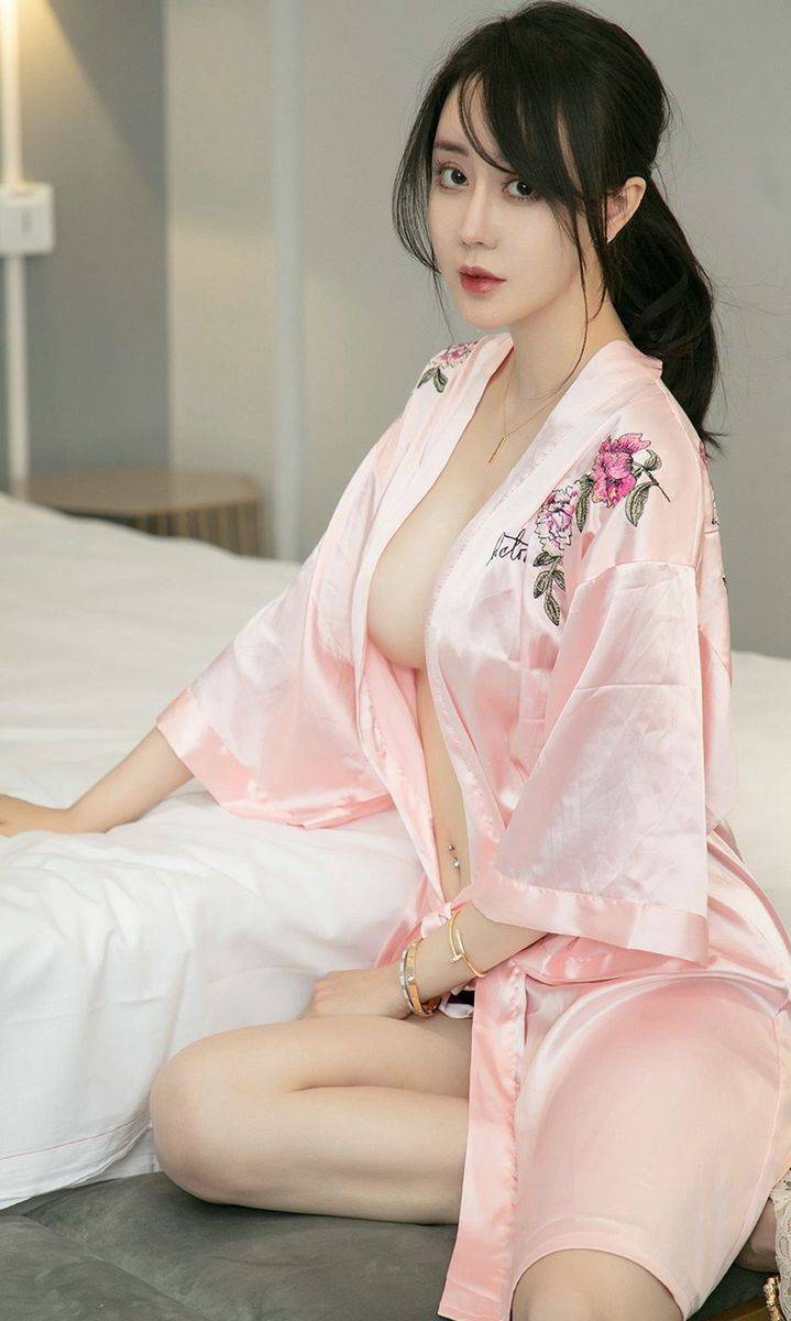 尤果网美女模特欣凌修长美腿丝质睡衣室内真空床照美图-20