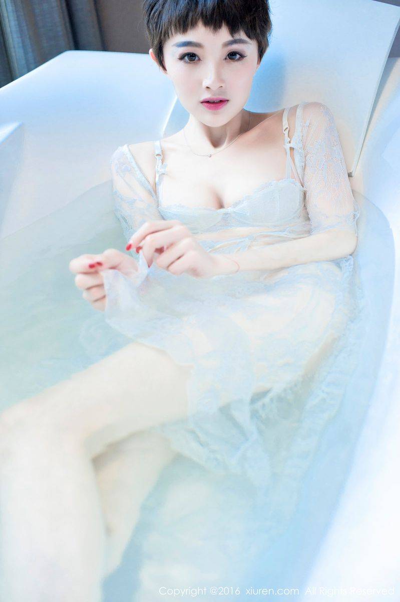 秀人网短发美女空姐babykiki白衬衫浴缸湿身诱惑写真-14