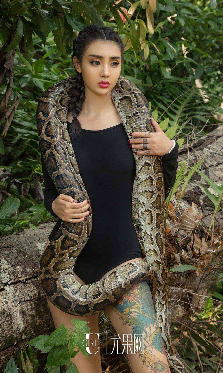 尤果网美女模特尤菲儿冷血蟒蛇缠身户外野外写真套图-7