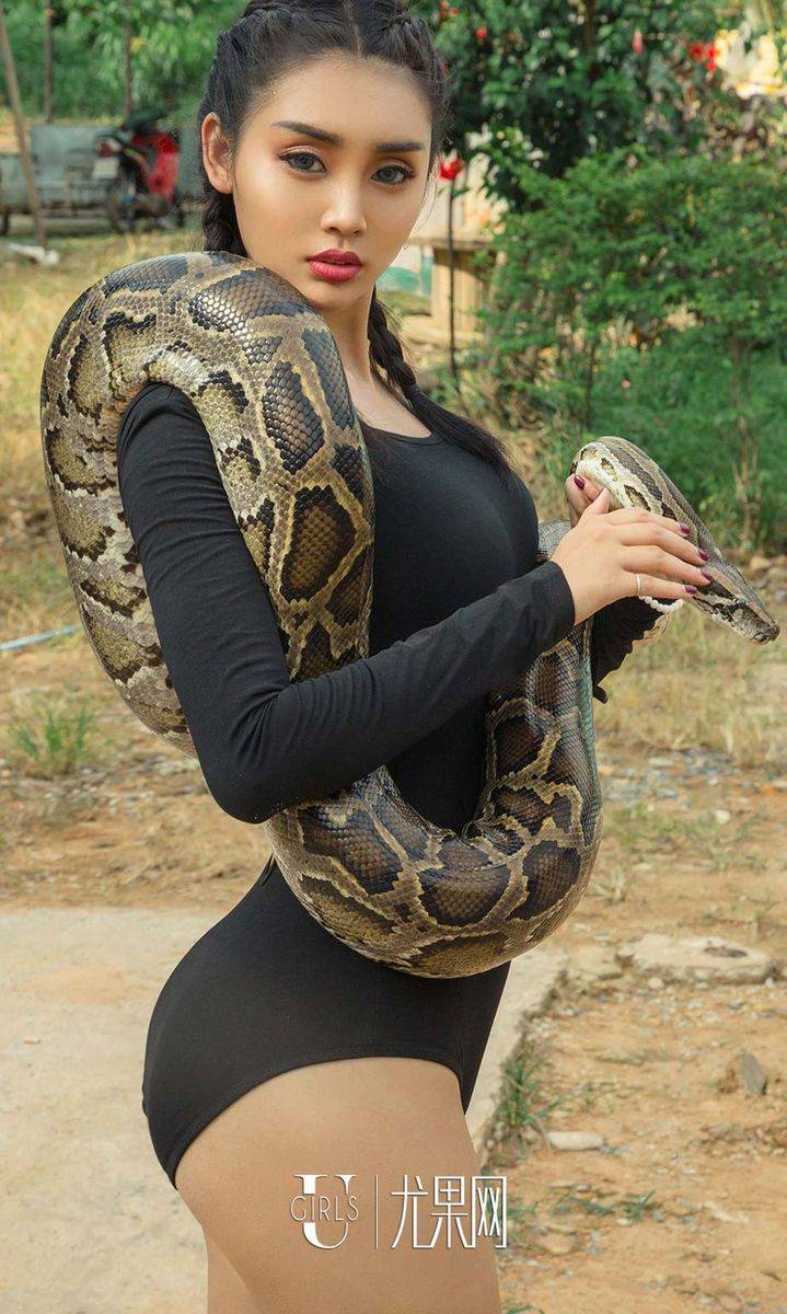 尤果网美女模特尤菲儿冷血蟒蛇缠身户外野外写真套图-10