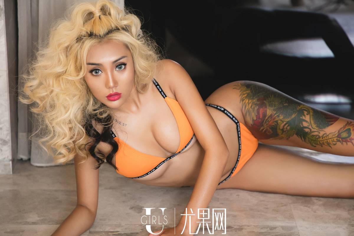 尤果网金发美女模特尤菲儿小麦色肌肤诱惑爆乳暧昧写真-45