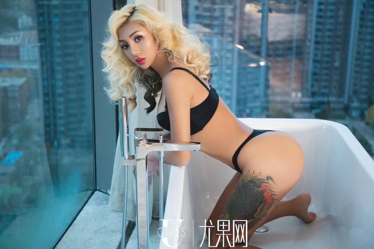 尤果网金发美女模特尤菲儿小麦色肌肤诱惑爆乳暧昧写真-53