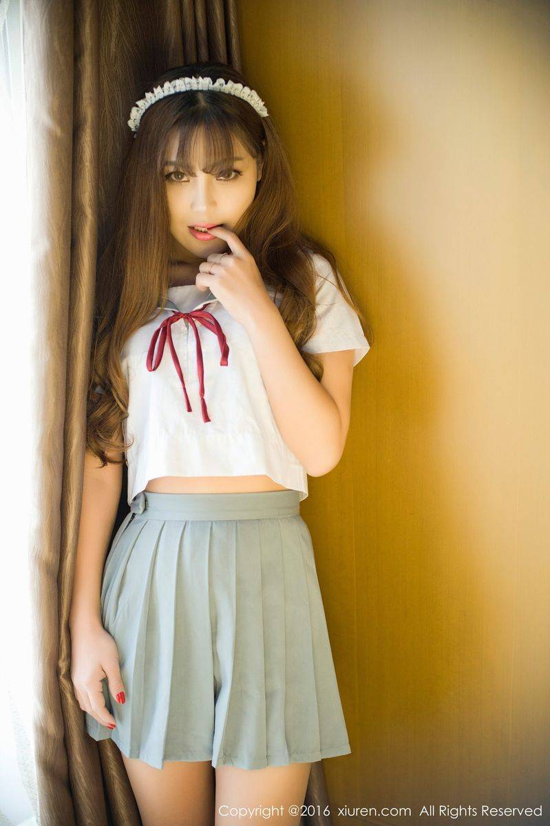 秀人网新晋嫩模周予然高中校服户外爆乳波涛胸涌美图-5