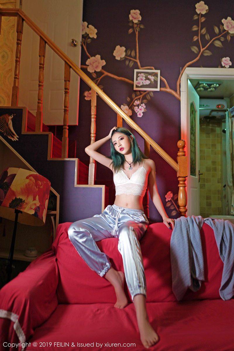 嗲囡囡新人模特小樱和修长美腿曼妙身材美胸翘臀首套写真-2