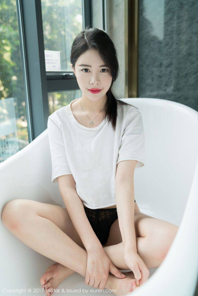 秀人网美女模特莉尔清丽面容真空美胸黑色丁字裤首套写真-25