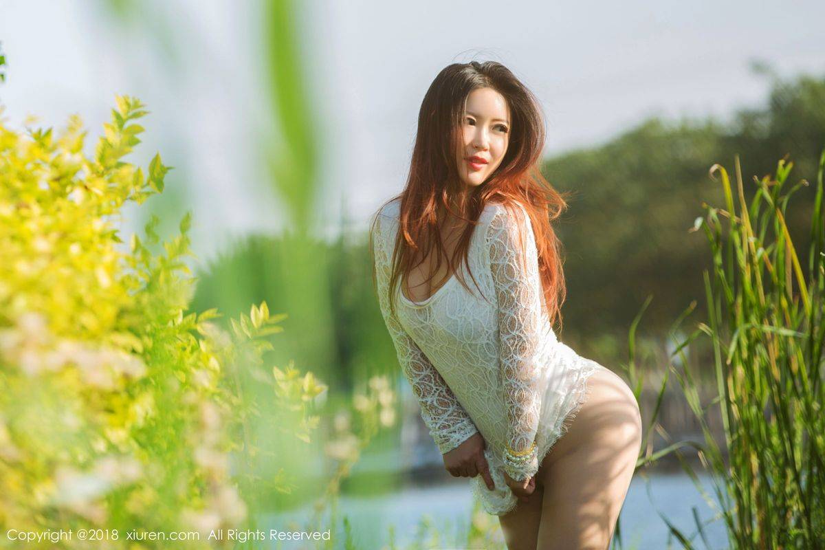 秀人网宅男女神西希白兔修长美腿白衬衫牛仔热裤户外写真-23