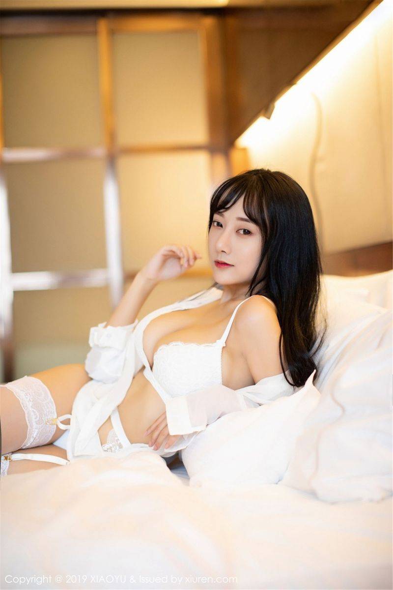 语画界美女模特何嘉颖白色低开衬衫蕾丝吊袜美腿性感写真-21