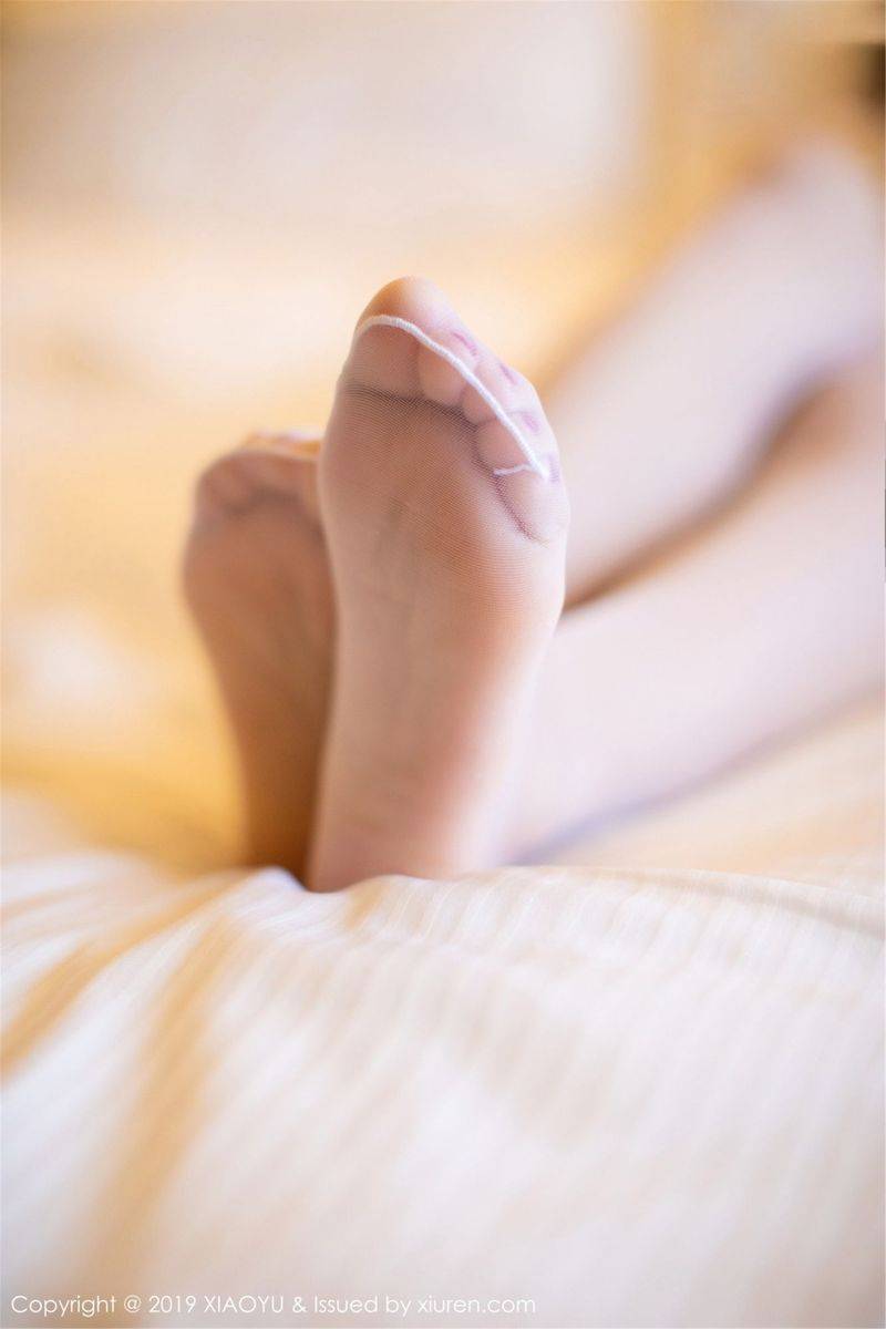 语画界美女模特何嘉颖白色低开衬衫蕾丝吊袜美腿性感写真-43