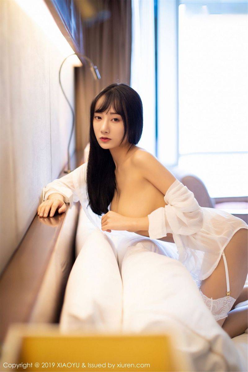 语画界美女模特何嘉颖白色低开衬衫蕾丝吊袜美腿性感写真-47