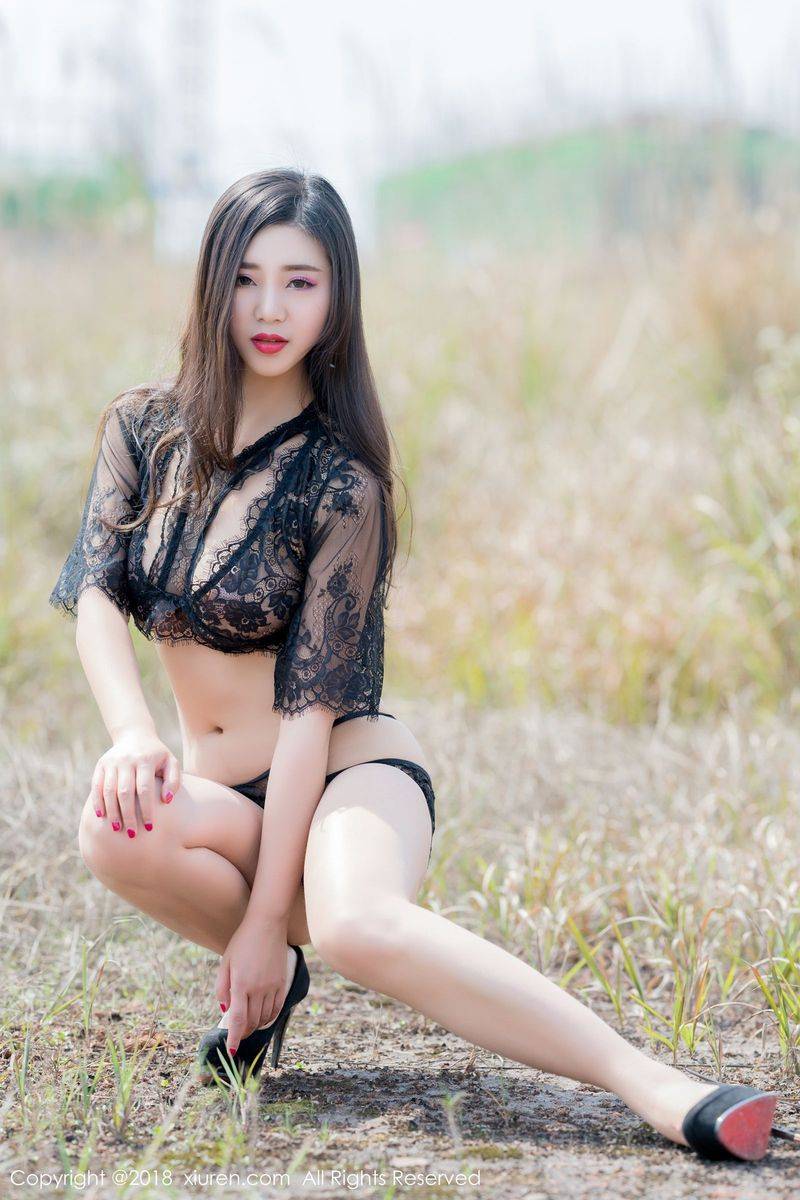 秀人网高颜值女神宋七七KIKI户外超大尺度野外露出火辣写真-3