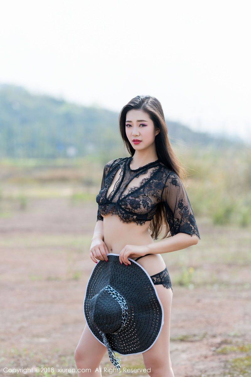 秀人网高颜值女神宋七七KIKI户外超大尺度野外露出火辣写真-12