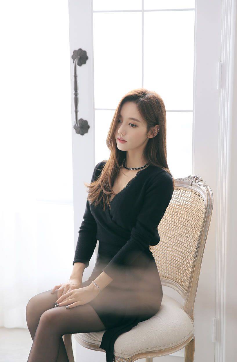 韩国性感女神孙允珠黑丝美腿超短裙小清新长发飘飘街拍-94