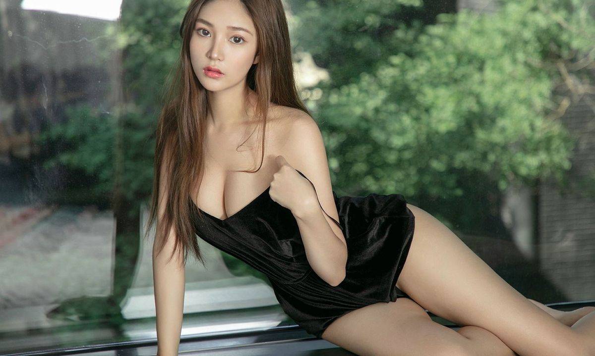 尤果网新人模特慢漫MM黑色质感吊裙白皙美胸室内性感写真-24